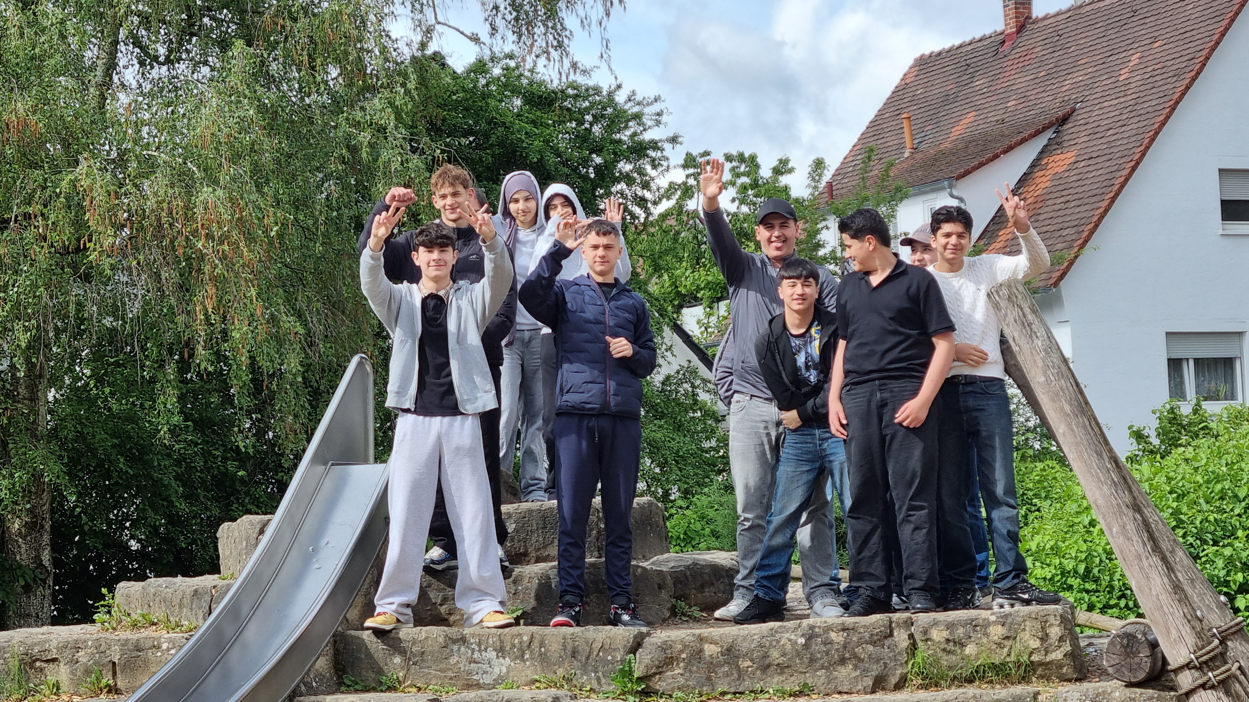Die glückliche Gewinnerklasse, die Klasse 9b der Wartbergschule in Heilbronn, freut sich über den 1. Platz und 1.000 Euro.
